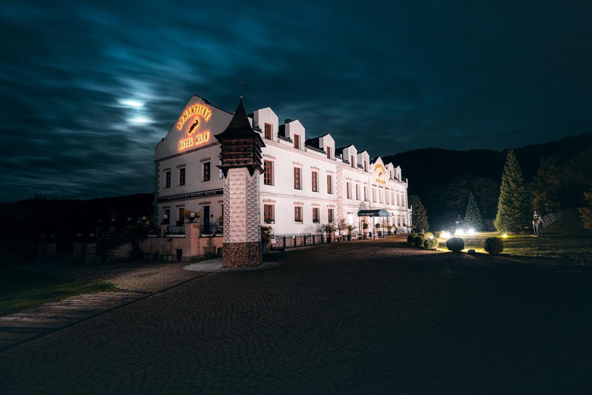 Romantic Hotel Mlyn Karlstejn Luaran gambar