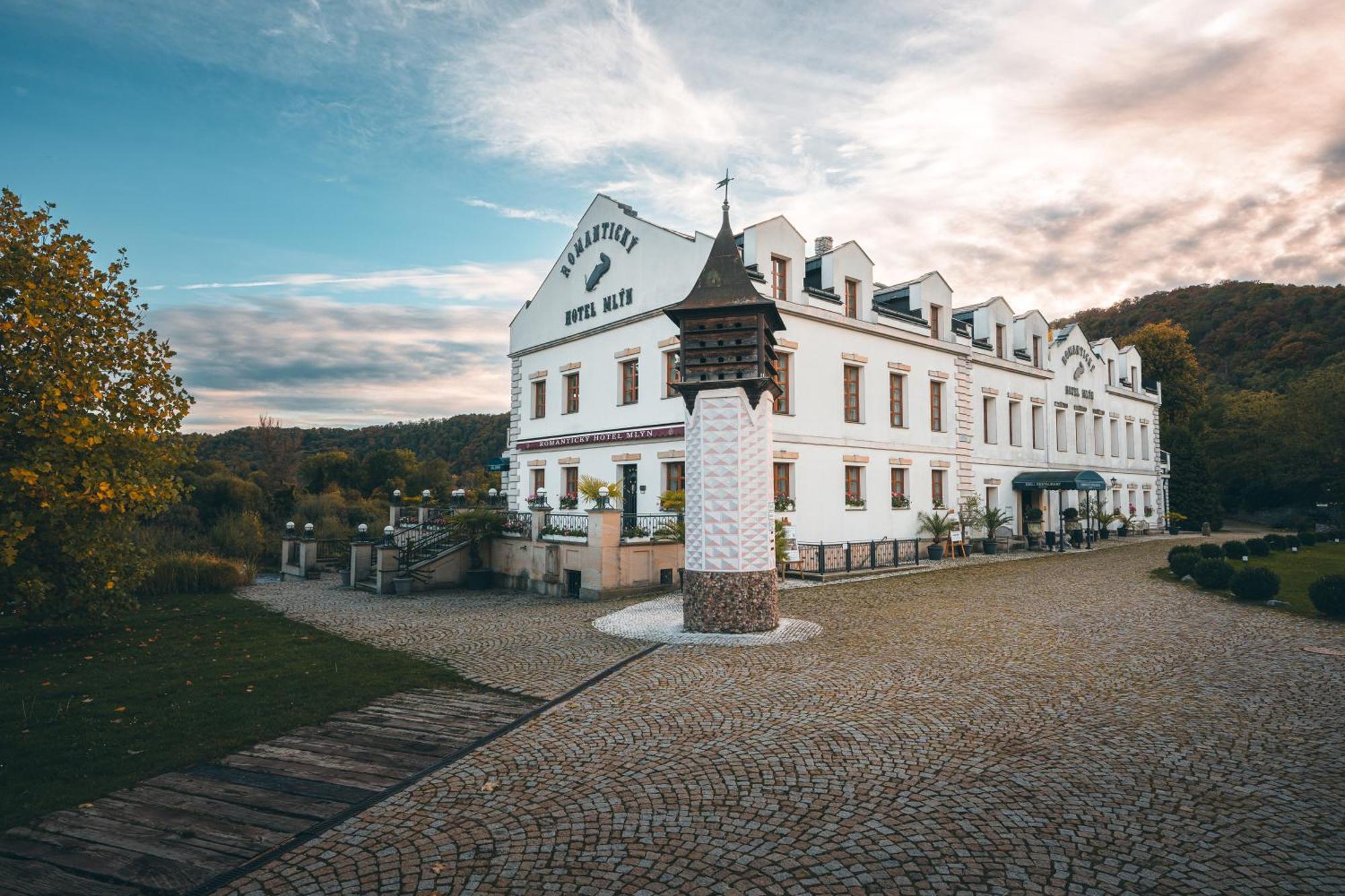 Romantic Hotel Mlyn Karlstejn Luaran gambar