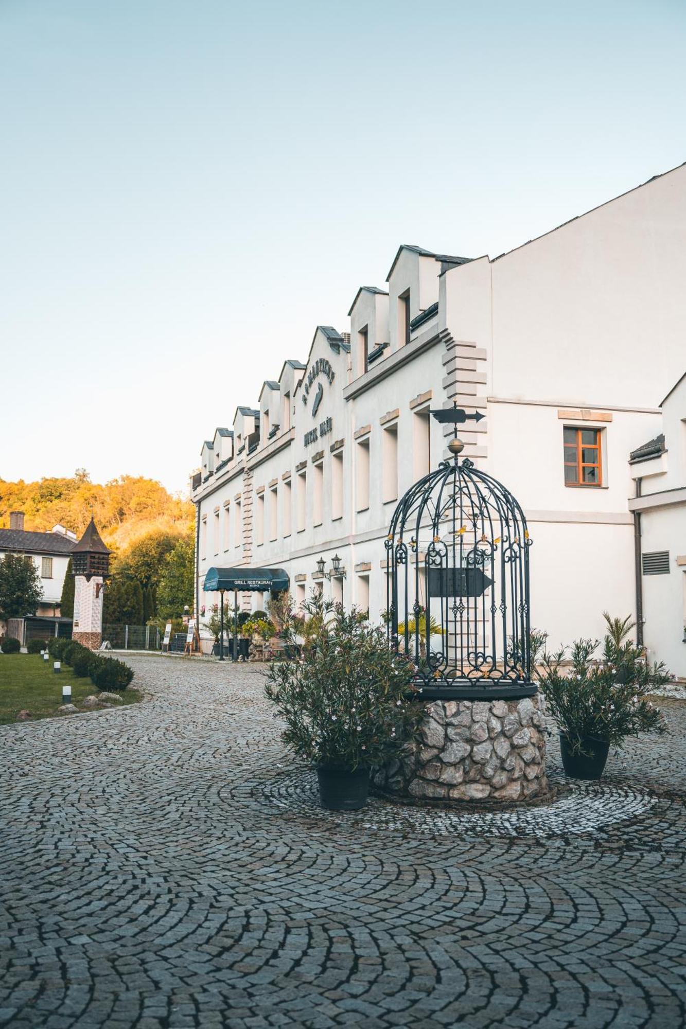 Romantic Hotel Mlyn Karlstejn Luaran gambar