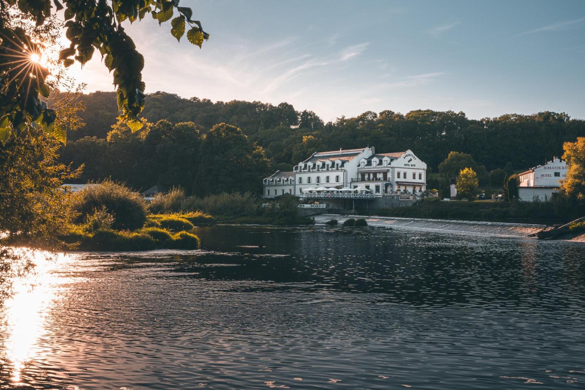 Romantic Hotel Mlyn Karlstejn Luaran gambar