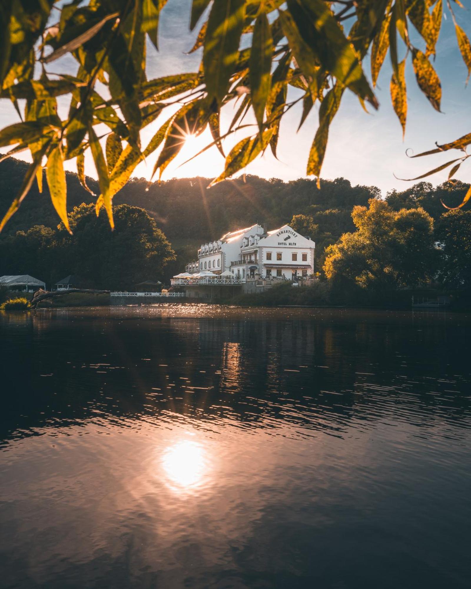 Romantic Hotel Mlyn Karlstejn Luaran gambar