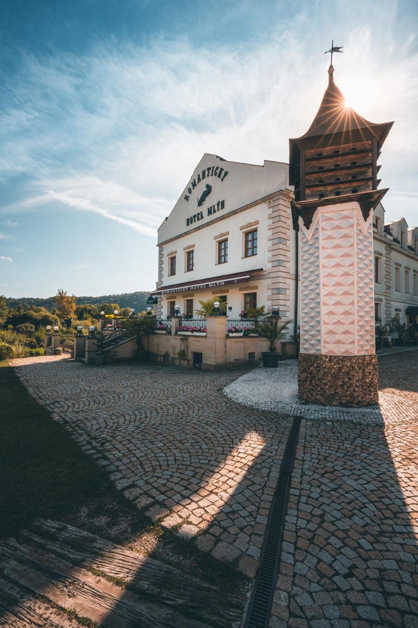 Romantic Hotel Mlyn Karlstejn Luaran gambar