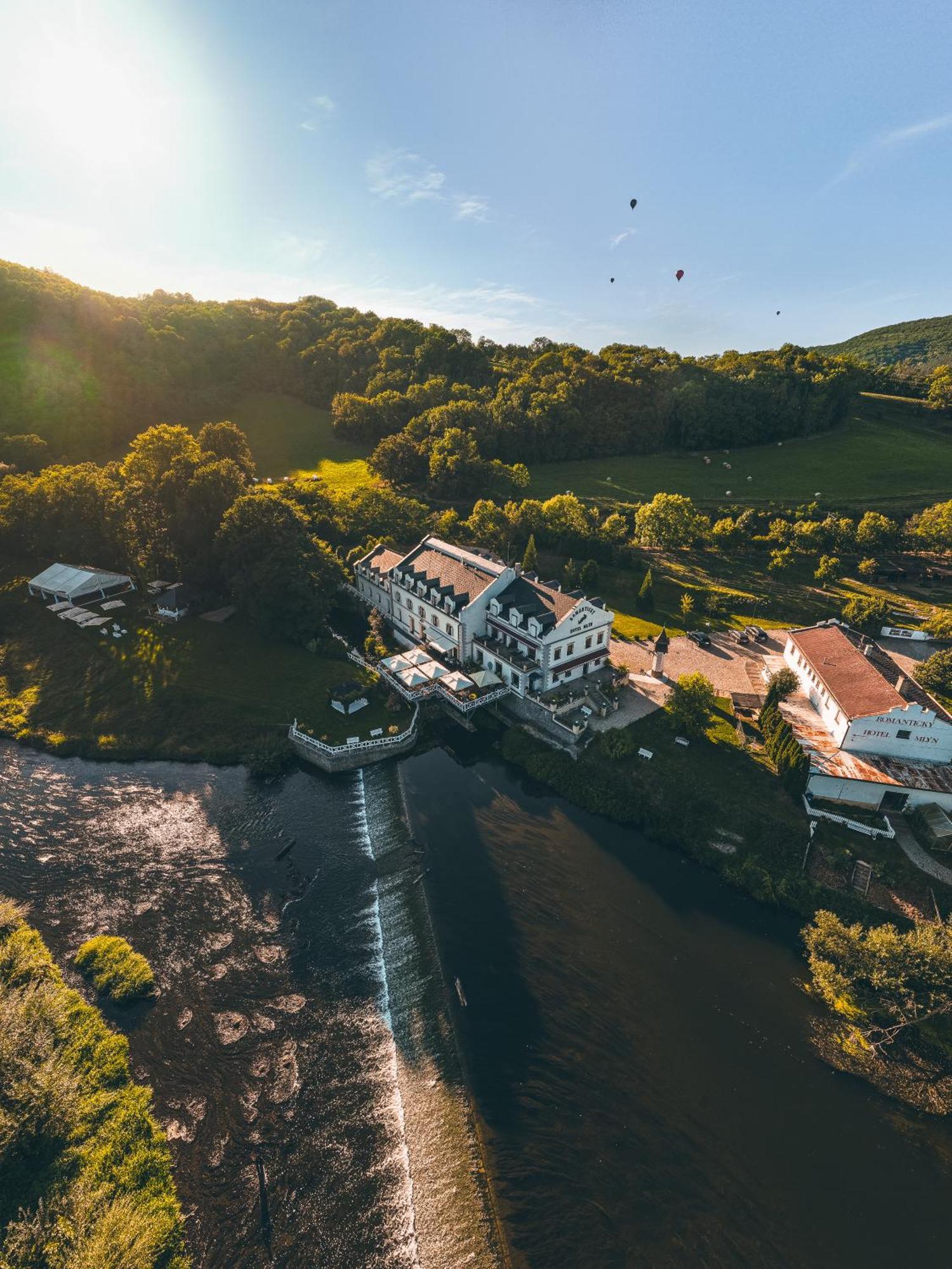 Romantic Hotel Mlyn Karlstejn Luaran gambar