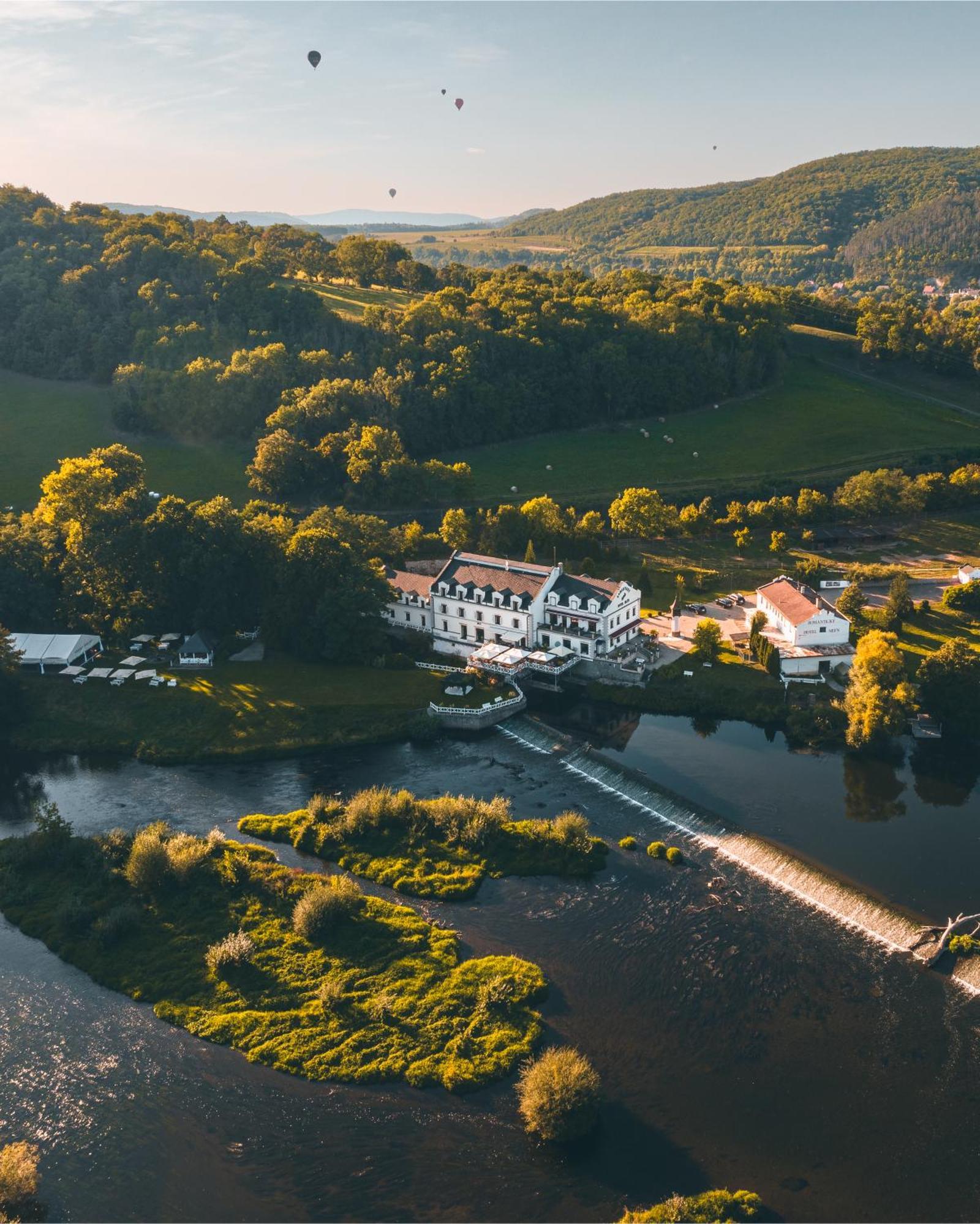 Romantic Hotel Mlyn Karlstejn Luaran gambar